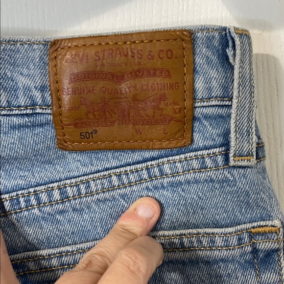 Levi's 501 Premium Button Fly High Rise Fringe Medium Wash Ankle Denim Size 25 - Picture 8 of 12